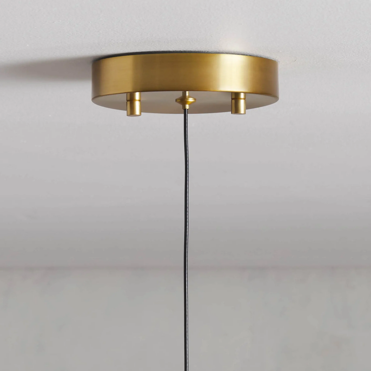 Soltaire Single Pendant Light